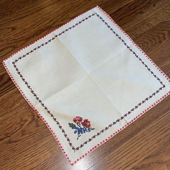 Vintage off white/cream small table cloth & 4 napkins with cross stitch flowers - Picture 4 of 11
